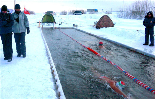 Freezing-Winter-Ice-Swimming-Bath-In-Russia-8.jpg